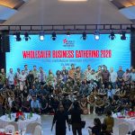 Ballroom luas Riverside Convention Center Denpasar dengan penerangan LED Videotron dan tata tempat setting banquet