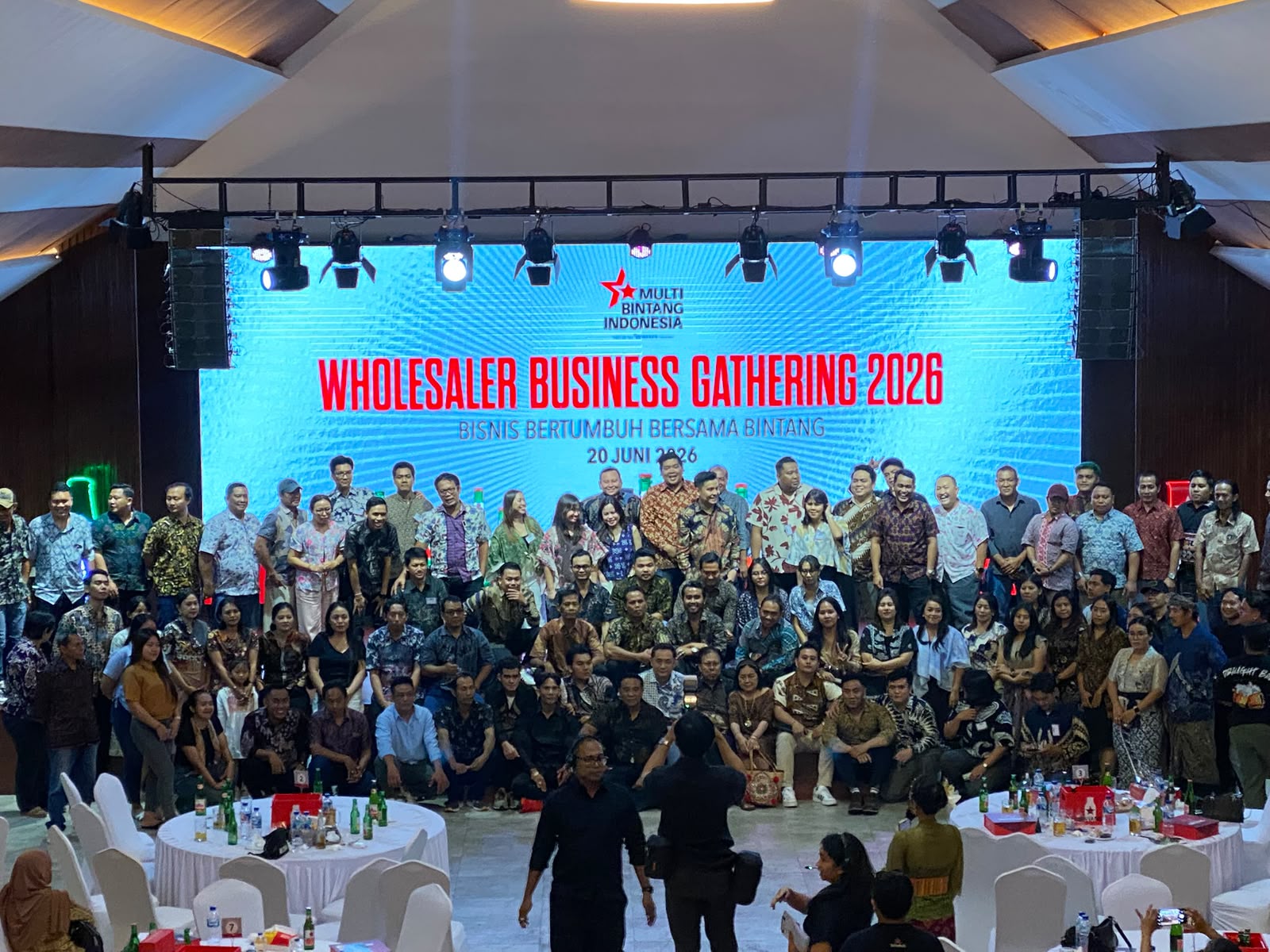 Ballroom luas Riverside Convention Center Denpasar dengan penerangan LED Videotron dan tata tempat setting banquet